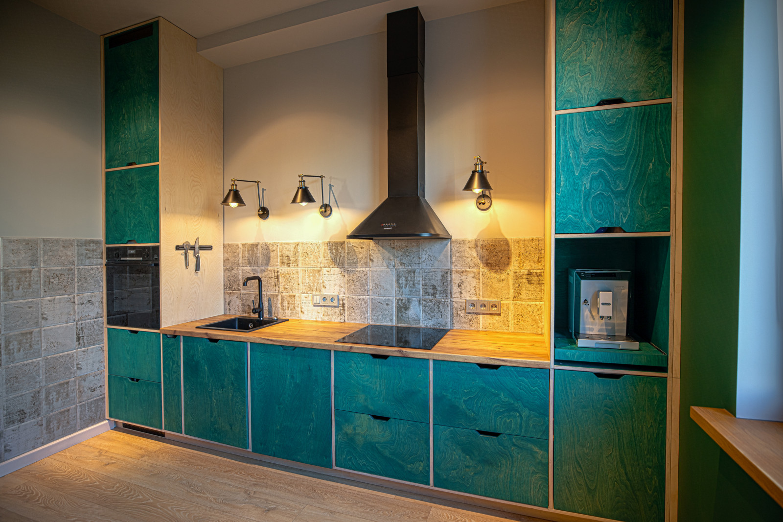 Кухня из фанеры с открытыми торцами ящиков.