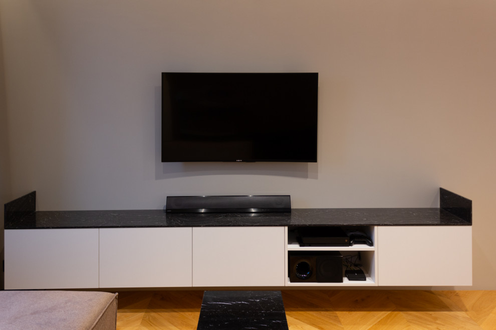 Esempio di un soggiorno contemporaneo di medie dimensioni con TV a parete