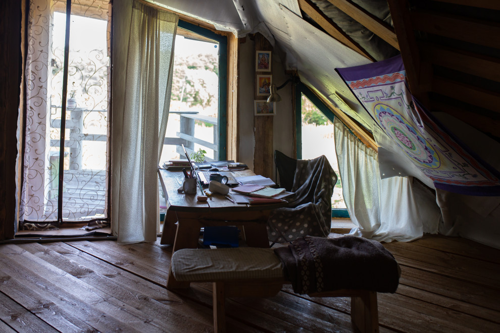 В гостях: Соломенный дом с русской печью