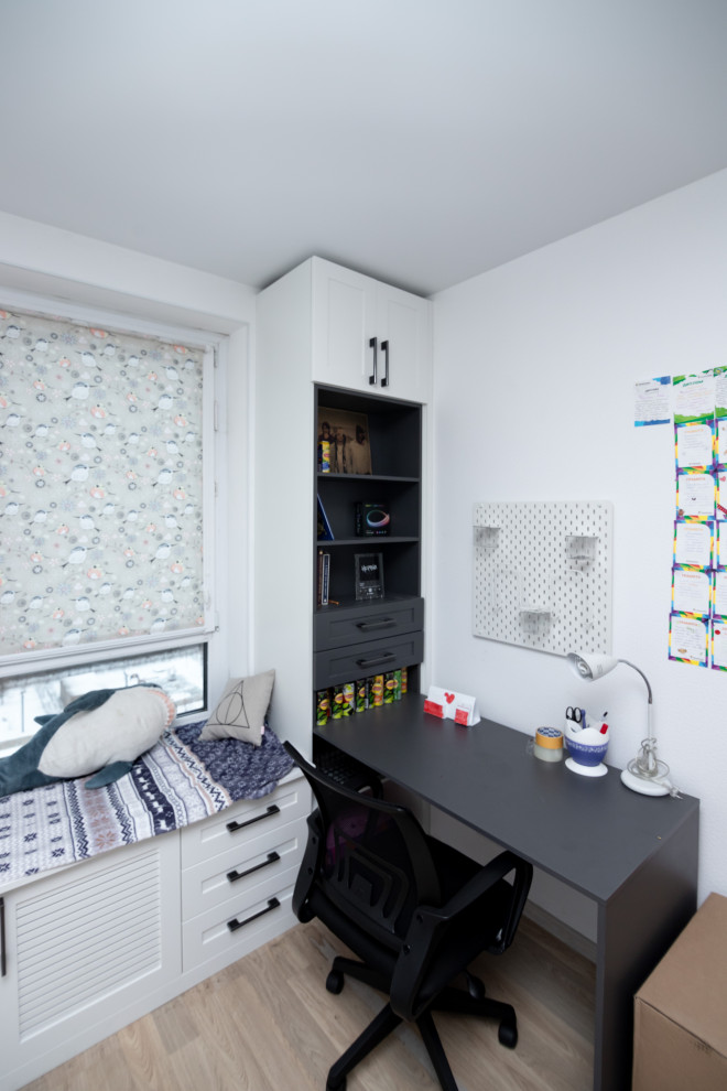 Меблировка подростковой комнаты в нейтральных цветах