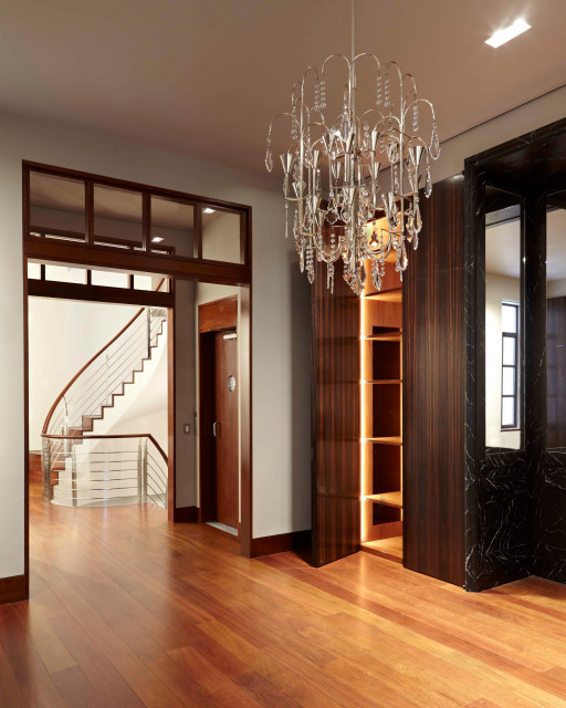 Millwork conceals a pantry modern-esszimmer