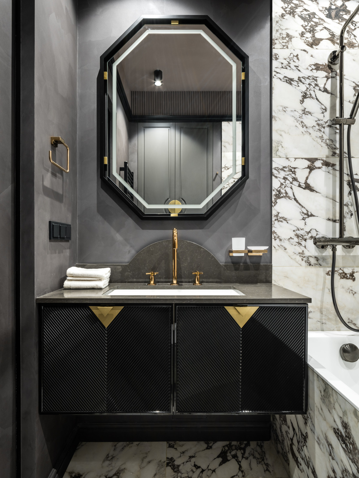 Сталинка на Университетском проспекте, 75 кВ.м.