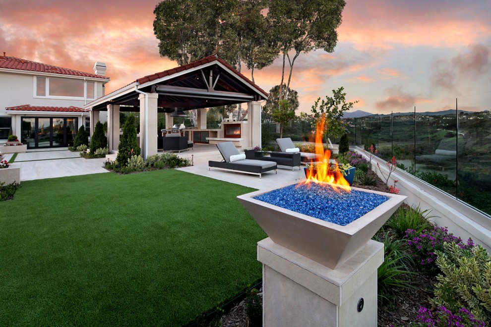 Inspiration for a transitional garden in Orange County.