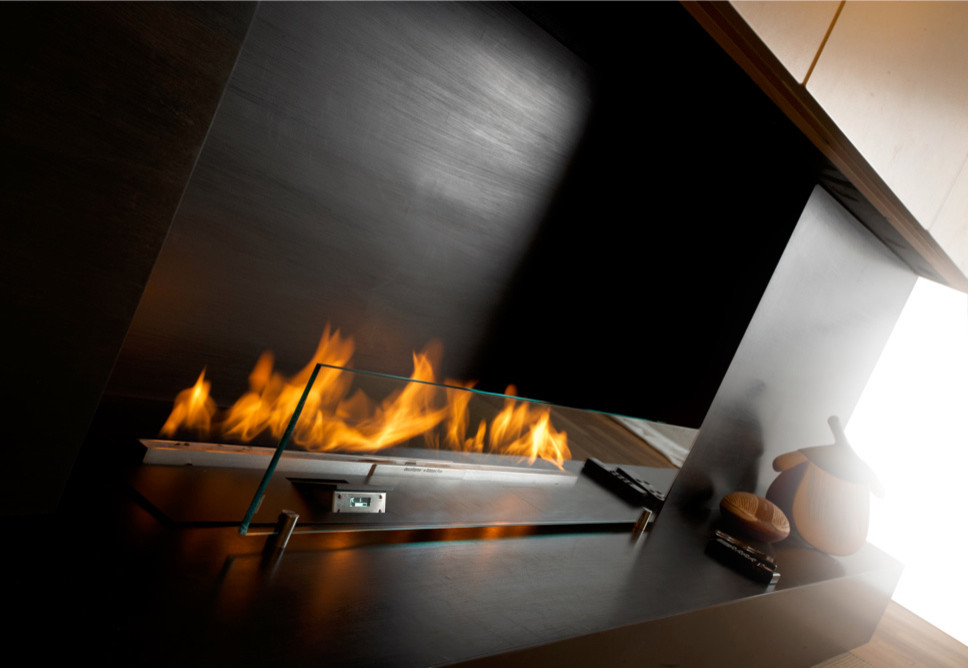 Гостиная с автоматическим биокамином встроенным под телевизором