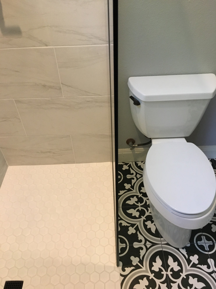 Bild på ett mellanstort lantligt vit vitt badrum med dusch, med skåp i shakerstil, skåp i ljust trä, en dusch i en alkov, grå väggar, mosaikgolv, bänkskiva i kvarts, vitt golv och med dusch som är öppen