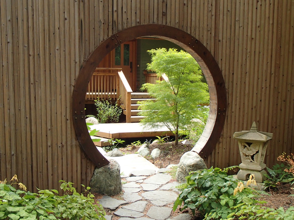 Eklektischer Garten hinter dem Haus mit Natursteinplatten in Seattle