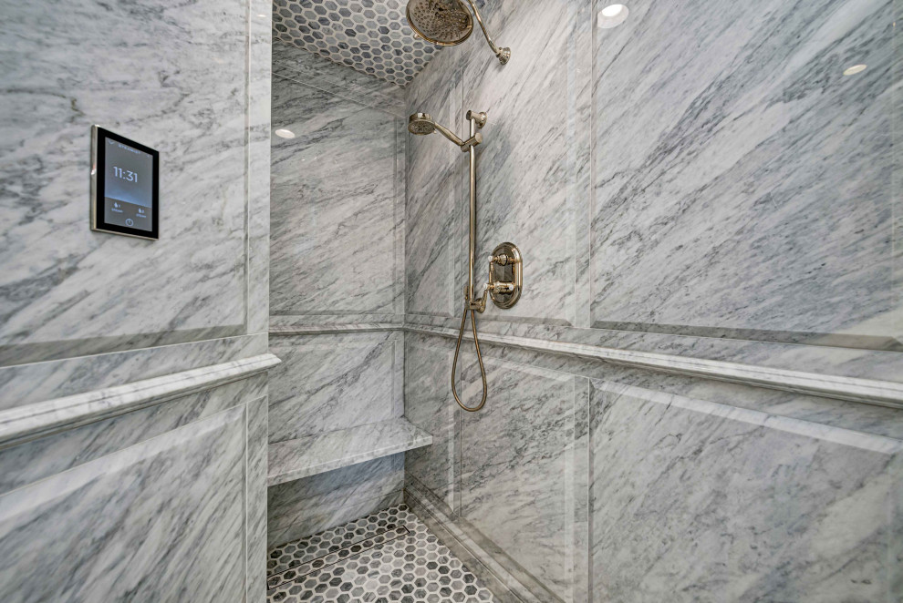 Idées déco pour une salle de bain principale éclectique avec un espace douche bain, un carrelage gris, du carrelage en marbre, un mur gris, un sol en carrelage de porcelaine et un sol multicolore.