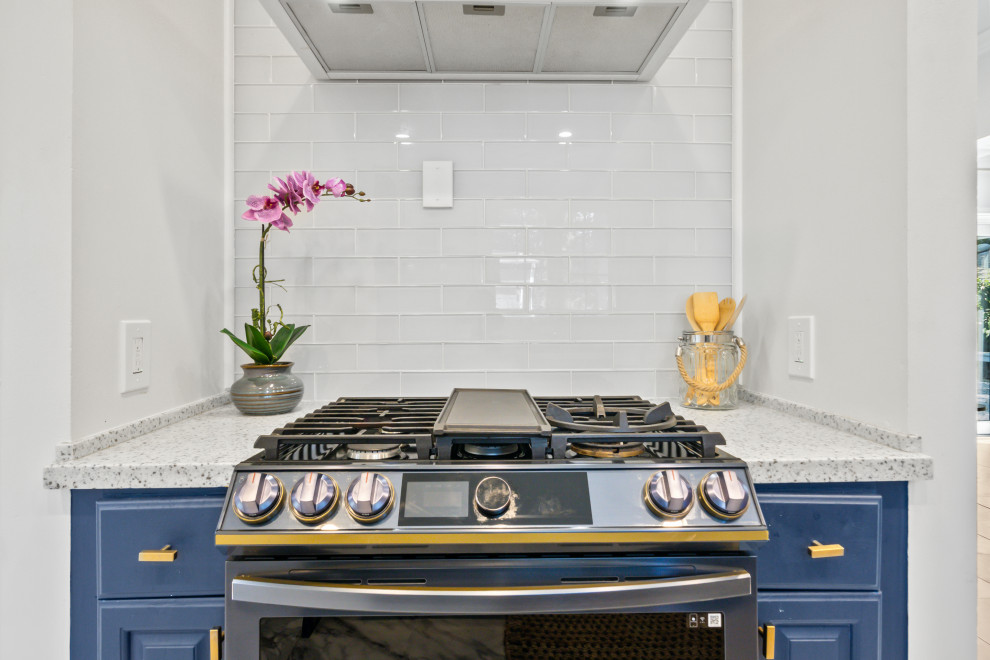 Kitchen - transitional kitchen idea