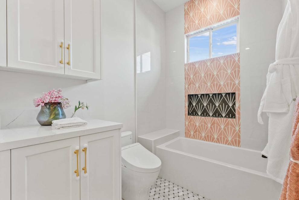 Свежая идея для дизайна: огромная детская ванная комната в стиле модернизм с фасадами с утопленной филенкой, белыми фасадами, накладной ванной, душем над ванной, унитазом-моноблоком, белой плиткой, керамогранитной плиткой, белыми стенами, полом из мозаичной плитки, врезной раковиной, столешницей из кварцита, разноцветным полом, шторкой для ванной, белой столешницей, сиденьем для душа, тумбой под две раковины и встроенной тумбой - отличное фото интерьера