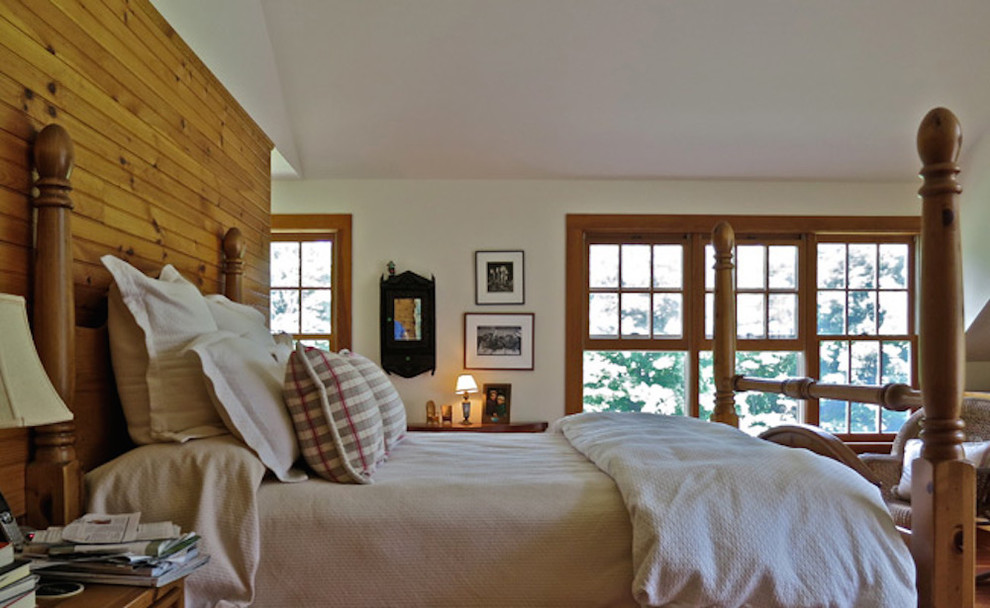Inspiration for a mid-sized country master bedroom in Bridgeport with beige walls.