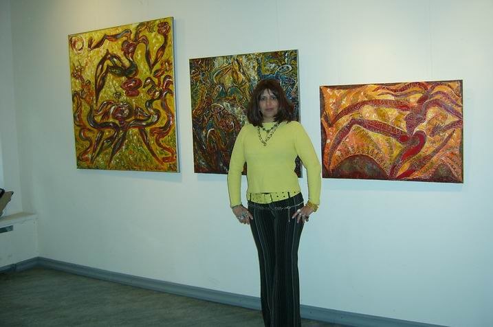 На фоне картин Лики Волчек