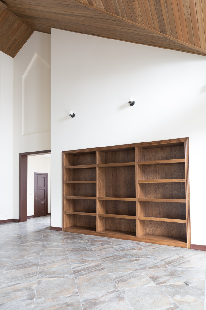 Встроенный открытый шкаф в каминной из дуба в масле