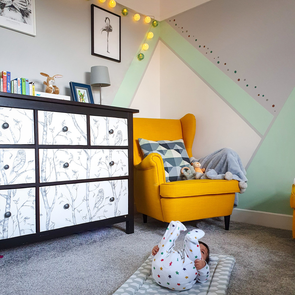 Aménagement d'une chambre d'enfant de 1 à 3 ans contemporaine de taille moyenne avec un mur multicolore, moquette et un sol gris.