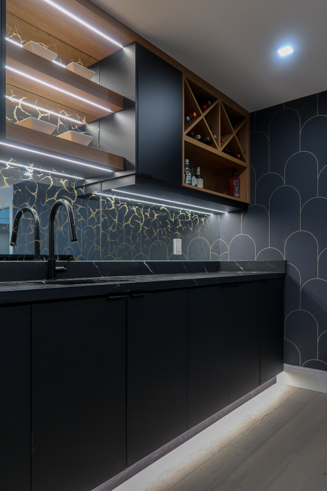 Moderne Hausbar mit flächenbündigen Schrankfronten, schwarzen Schränken, Glasrückwand, hellem Holzboden und weißem Boden in Toronto