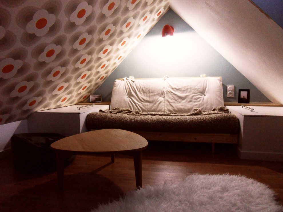 Photo of a small midcentury loft-style bedroom in Nantes with blue walls, light hardwood floors and no fireplace.