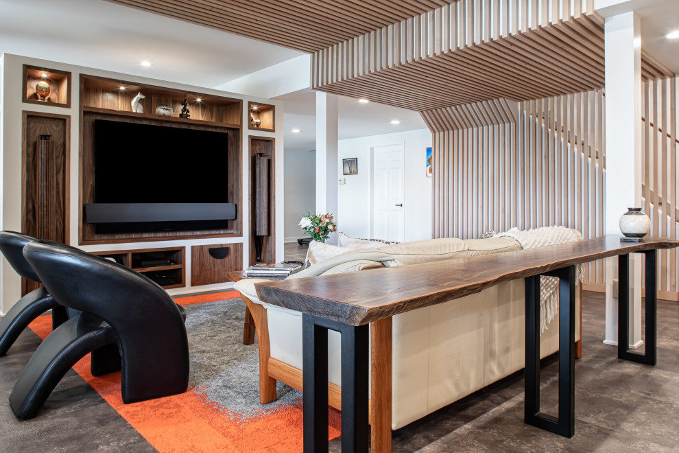 Mittelgroßes Modernes Wohnzimmer mit Hausbar, beiger Wandfarbe, Porzellan-Bodenfliesen, Kamin, Kaminumrandung aus Metall und braunem Boden in Detroit