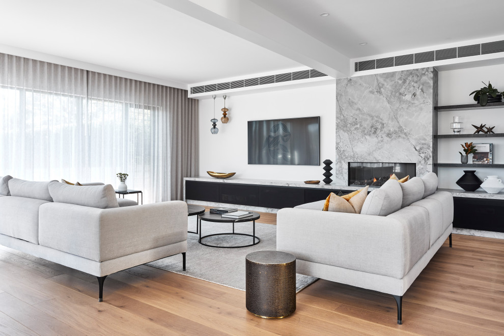 Mittelgroßes, Offenes Modernes Wohnzimmer mit weißer Wandfarbe, hellem Holzboden, Kamin, Kaminumrandung aus Stein und TV-Wand in Sydney