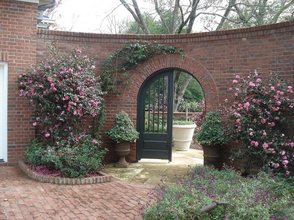 Inspiration for a traditional garden in Little Rock.