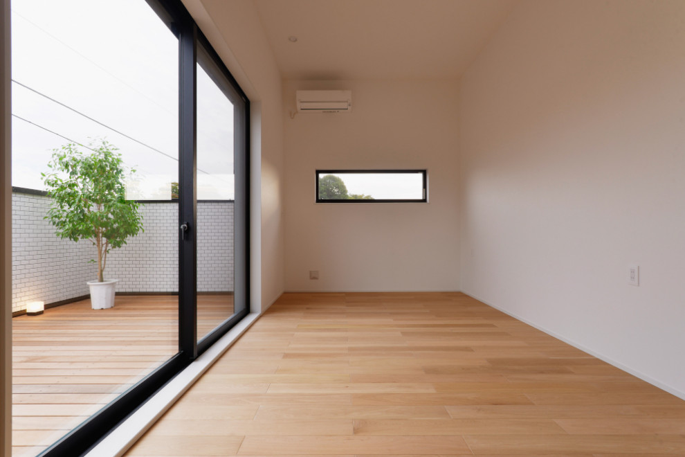 Modernes Hauptschlafzimmer mit Sperrholzboden in Tokio Peripherie