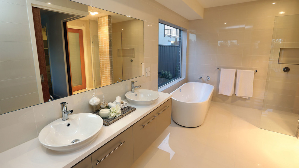 This is an example of a contemporary bathroom in Melbourne.