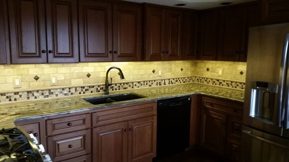 Kitchen - transitional kitchen idea in Chicago