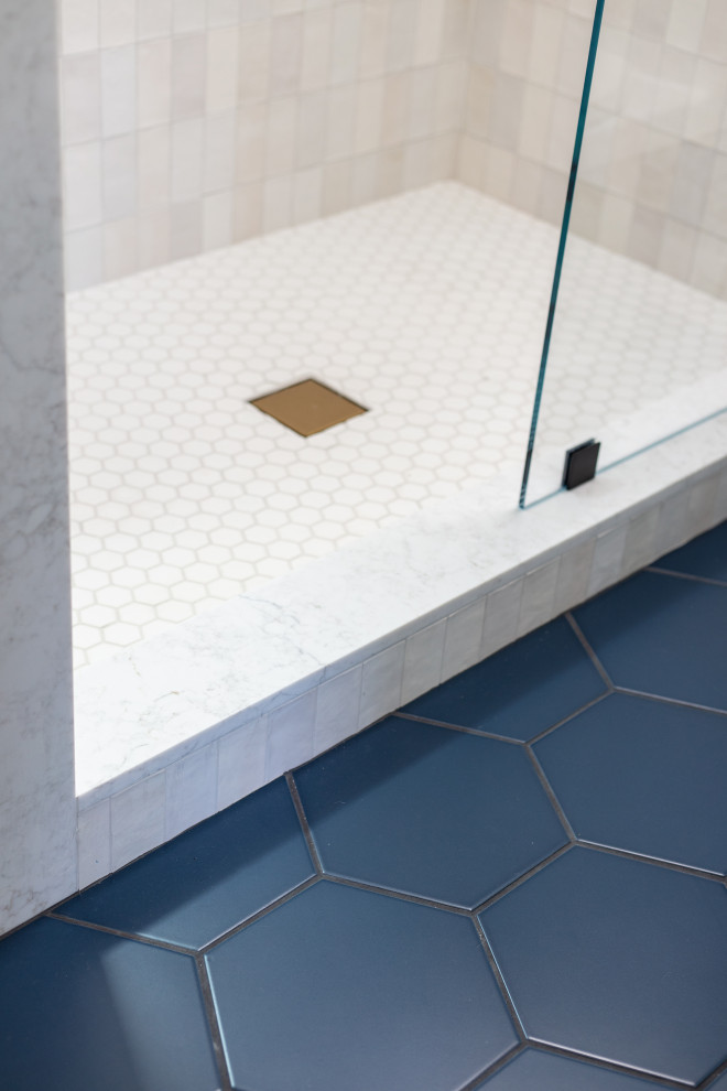 На фото: ванная комната в стиле модернизм с светлыми деревянными фасадами, открытым душем, унитазом-моноблоком, белой плиткой, керамогранитной плиткой, белыми стенами, полом из керамогранита, врезной раковиной, столешницей из искусственного кварца, синим полом, открытым душем, нишей, тумбой под одну раковину, встроенной тумбой, сводчатым потолком и обоями на стенах с
