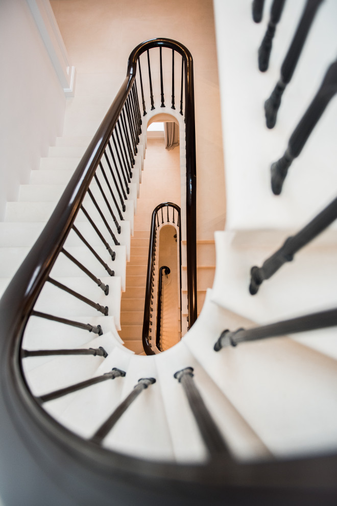 Источник вдохновения для домашнего уюта: п-образная лестница в классическом стиле с ступенями из известняка, подступенками из известняка и металлическими перилами