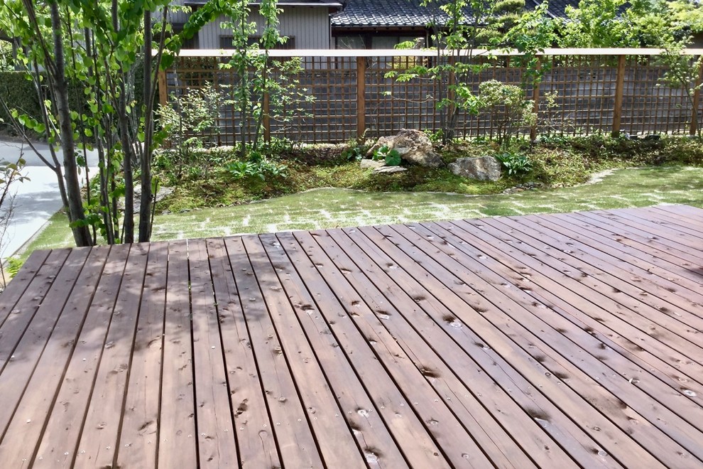 京都にあるアジアンスタイルのおしゃれなウッドデッキの写真
