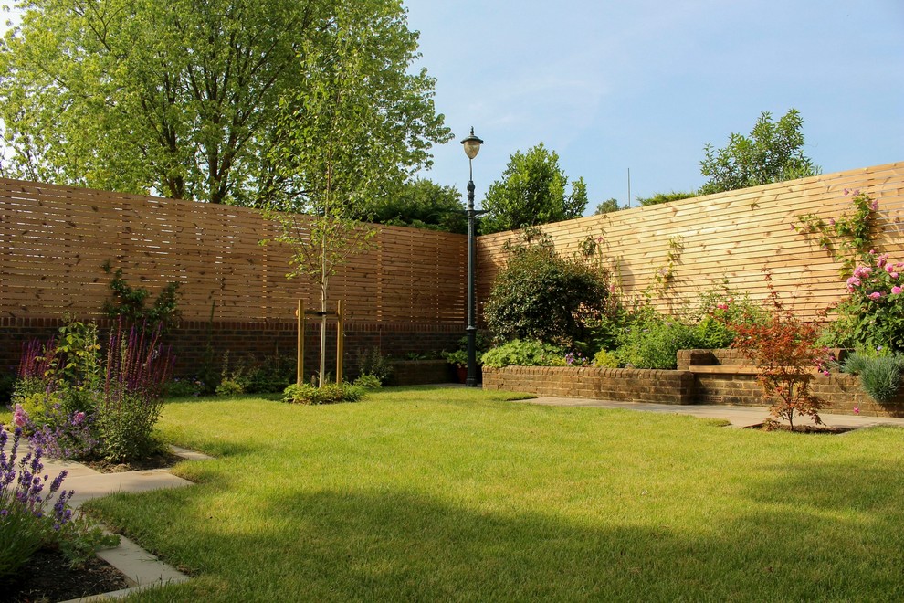 Design ideas for a mid-sized contemporary backyard garden in Sussex.
