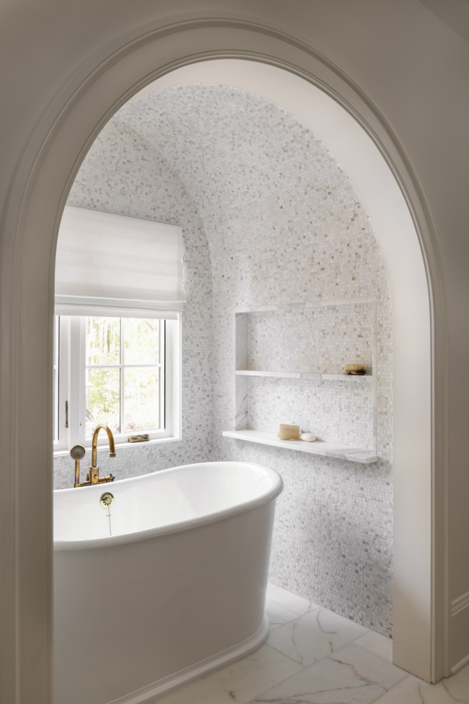 Modelo de cuarto de baño principal tradicional renovado de tamaño medio con bañera exenta, baldosas y/o azulejos multicolor y baldosas y/o azulejos en mosaico