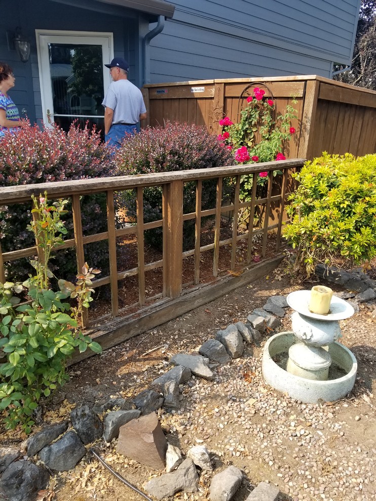 This is an example of a large transitional full sun front yard gravel driveway in Seattle.