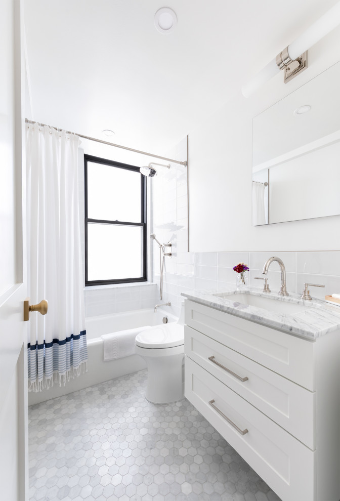 Foto di una stanza da bagno con doccia design di medie dimensioni con vasca/doccia, WC monopezzo, piastrelle grigie, pareti bianche, lavabo sottopiano, top in marmo, doccia con tenda, top grigio e un lavabo