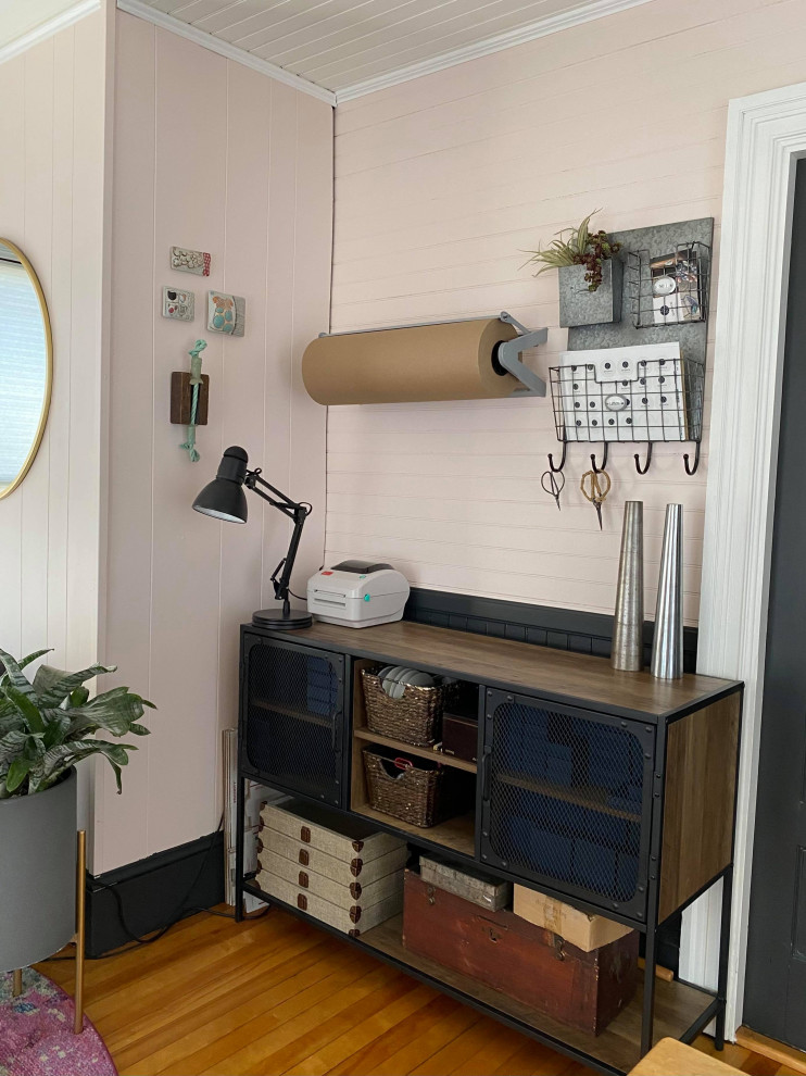 Kleines Industrial Arbeitszimmer mit Studio, rosa Wandfarbe, braunem Holzboden, freistehendem Schreibtisch, Holzdecke und Holzwänden in Portland Maine