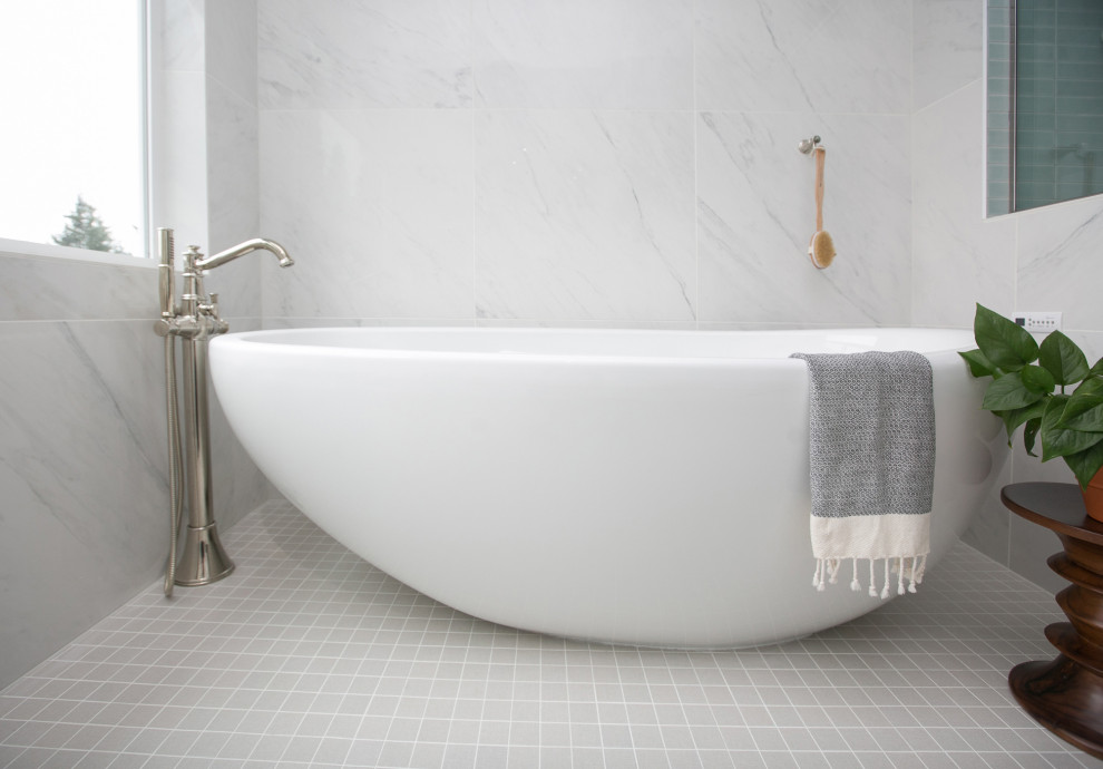 Mittelgroßes Modernes Badezimmer En Suite mit freistehender Badewanne, Duschbadewanne, Doppelwaschbecken und freistehendem Waschtisch in Portland