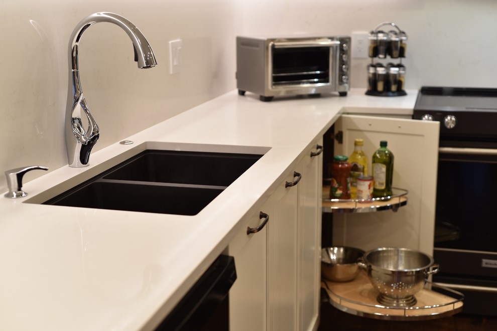 Transitional kitchen photo in Vancouver