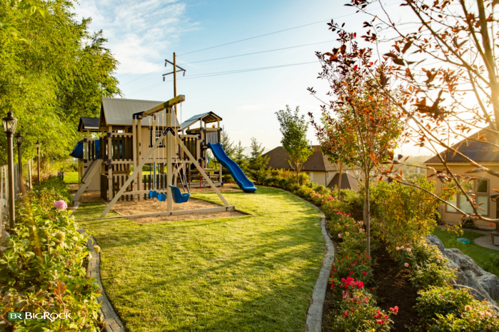 Идея дизайна: участок и сад на заднем дворе в классическом стиле с детским городком и мульчированием