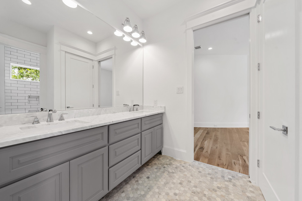 Transitional home design photo in Houston