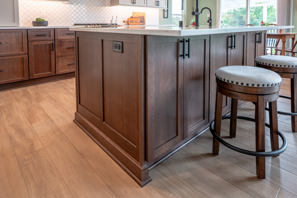 Kitchen - transitional kitchen idea in Milwaukee