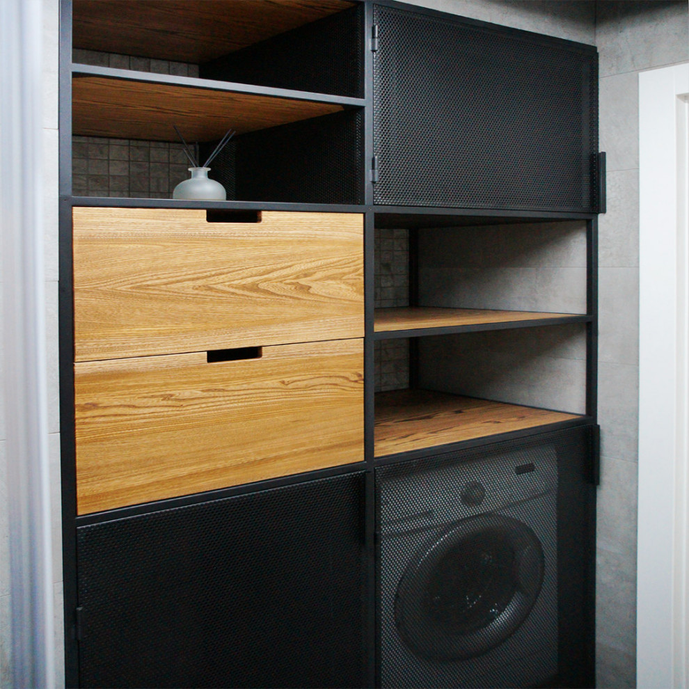 Встроенный шкаф с перфорированными дверцами