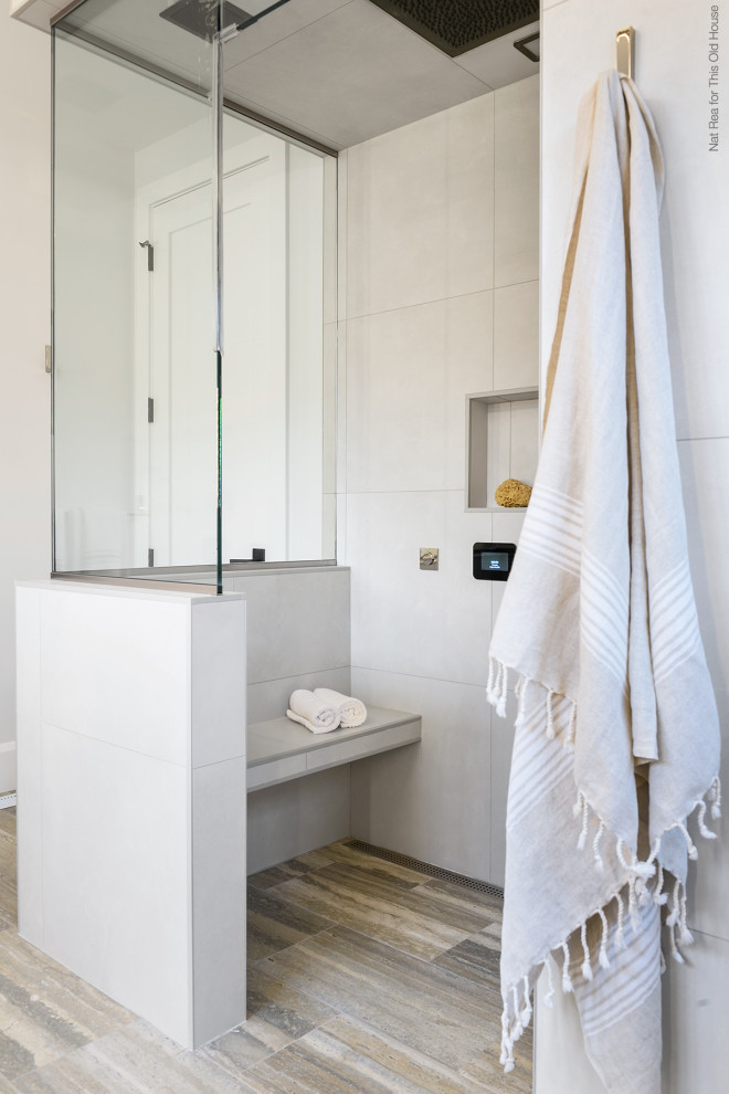Foto de cuarto de baño campestre con bañera exenta, ducha a ras de suelo y hornacina