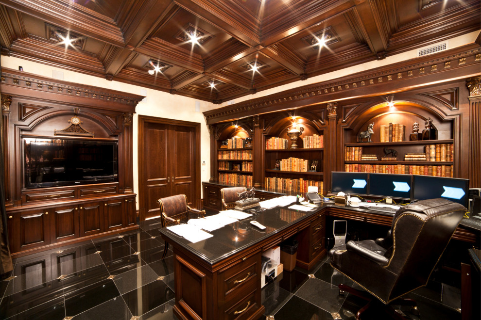 Inredning av ett klassiskt stort hemmastudio, med bruna väggar, mellanmörkt trägolv, ett fristående skrivbord och brunt golv