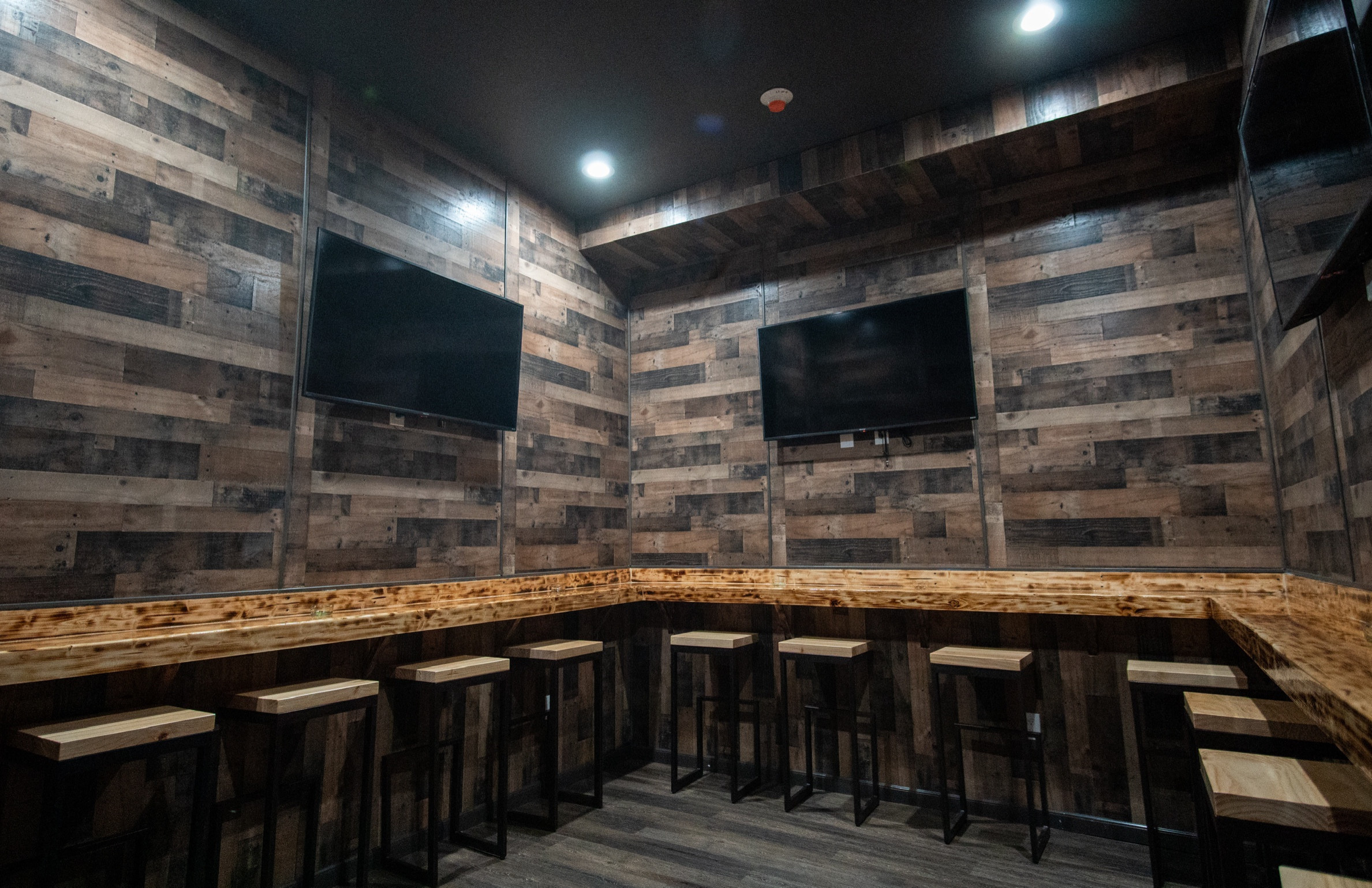 Da Cave Upscale Cocktail Lounge - Cigar Room