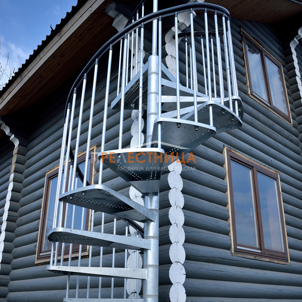 Свежая идея для дизайна: маленькая винтовая лестница с металлическими ступенями и перилами из смешанных материалов для на участке и в саду - отличное фото интерьера