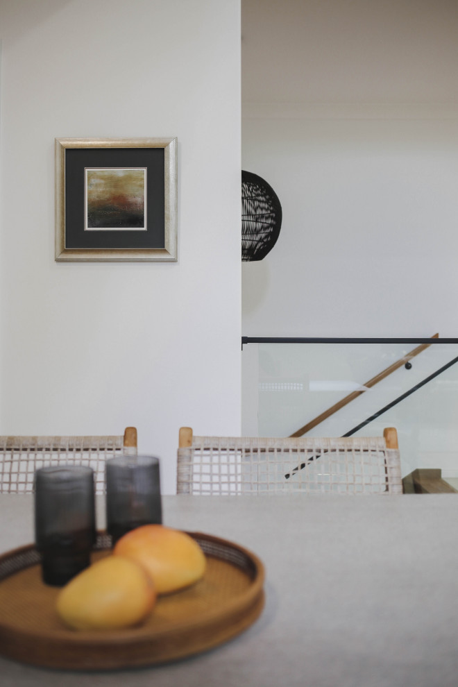 Foto di una sala da pranzo aperta verso il soggiorno contemporanea di medie dimensioni con pareti bianche, parquet chiaro, pavimento marrone e soffitto ribassato