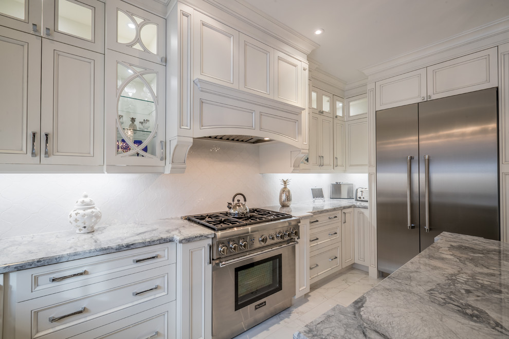 Kitchen - transitional kitchen idea in Toronto