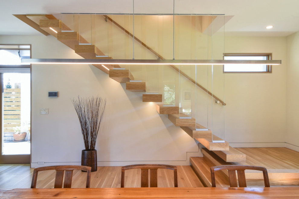 Modelo de escalera suspendida moderna de tamaño medio con escalones de madera y barandilla de vidrio