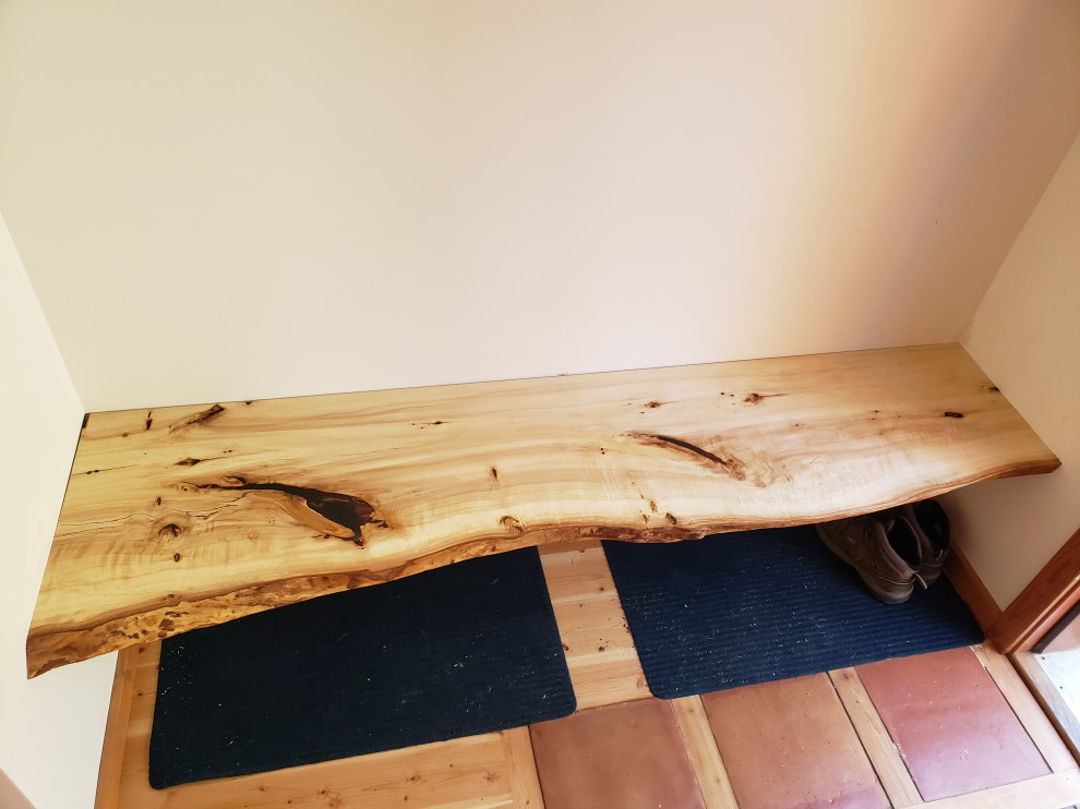 Example of a transitional entryway design in Vancouver