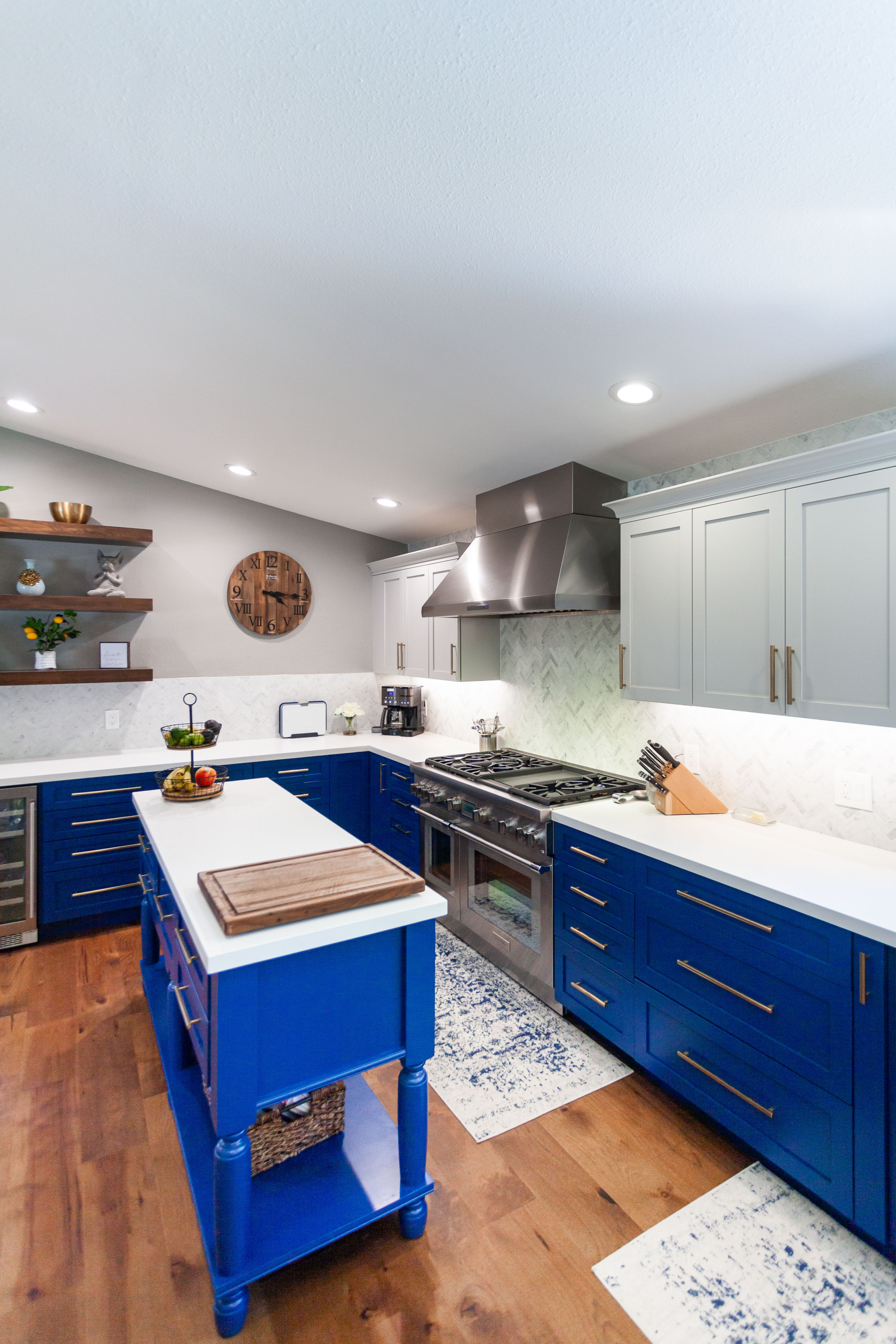 Stunning Kitchen w Blue Island