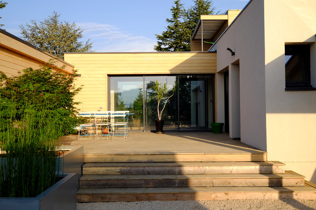 Les Oules contemporary-courtyard