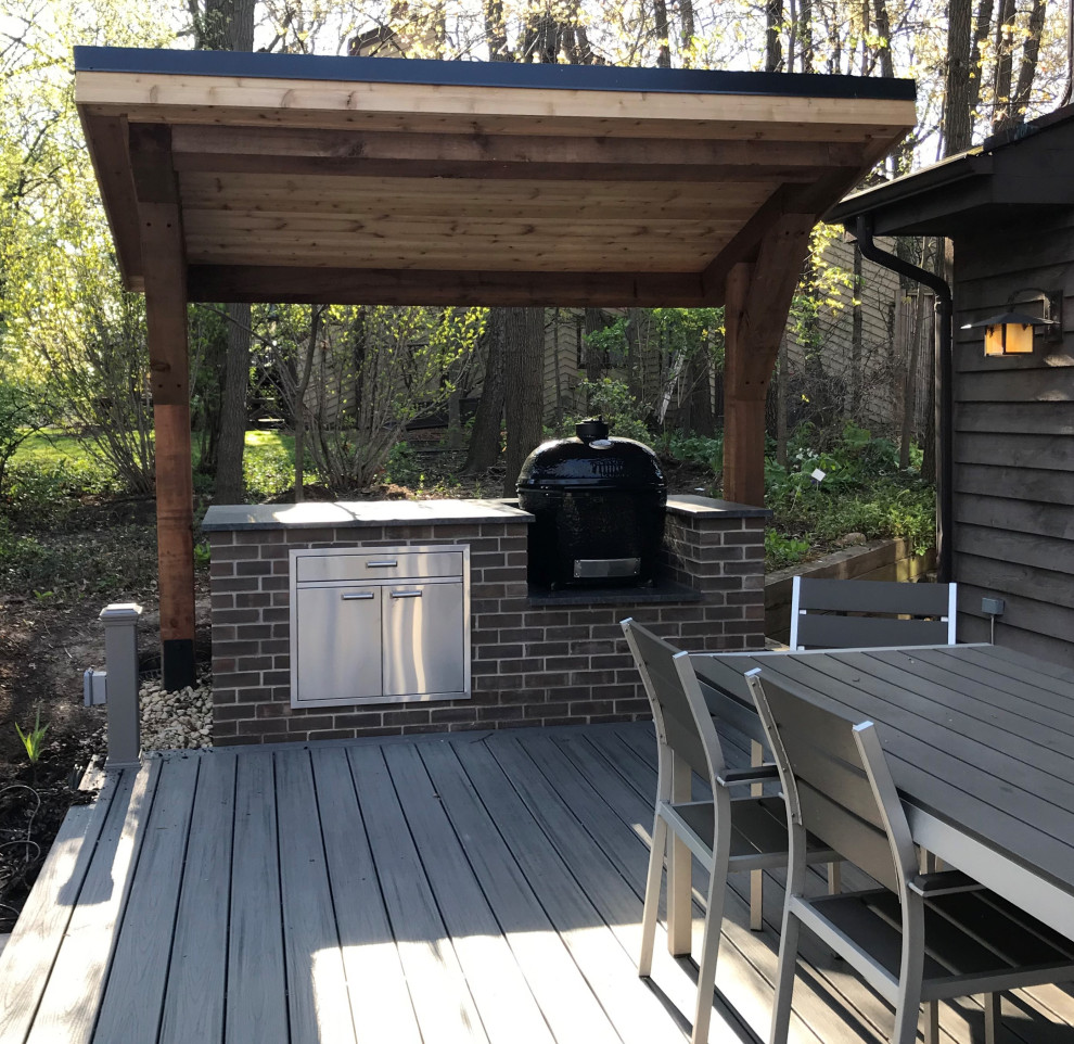 Inspiration pour une terrasse en bois arrière design de taille moyenne avec une cuisine d'été et une pergola.